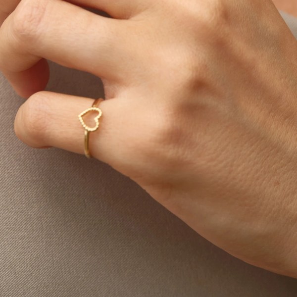 Amoria Ring | 18k gold ring on a model