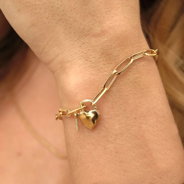 Solera Bracelet | 18k gold bracelet on a model