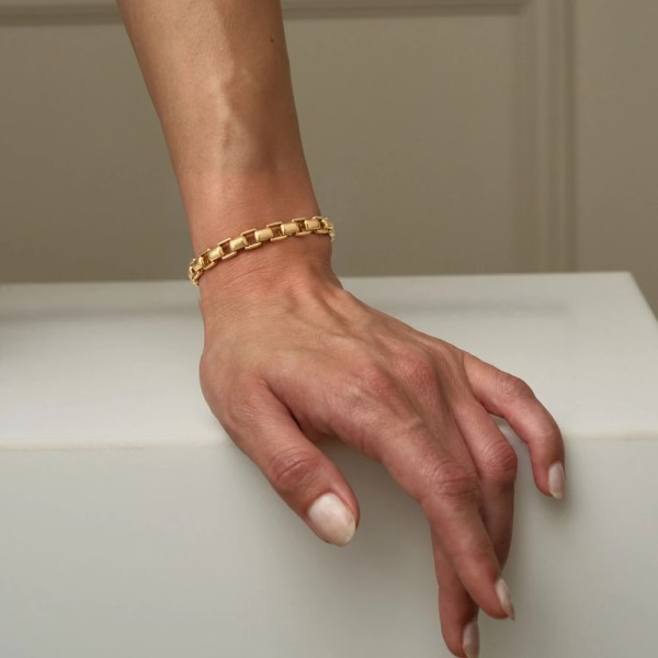 Cirelle Bracelet | 18k gold bracelet on a model
