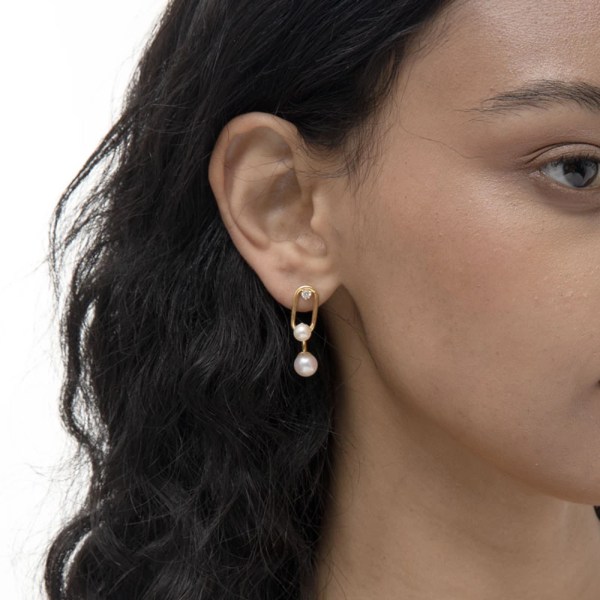 Aeris Earring | 18k gold earrings on a model