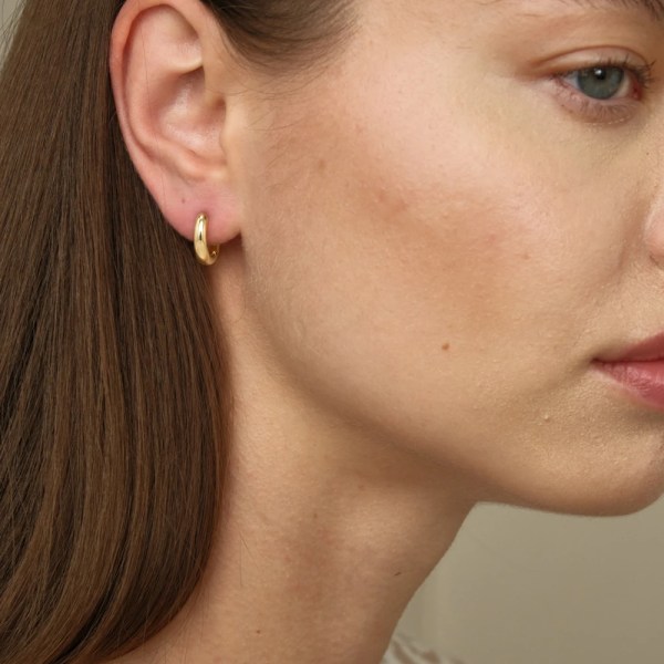Arden Earring | 18k gold earrings on a model