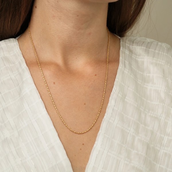 Novira Necklace | 18k gold necklace on a model