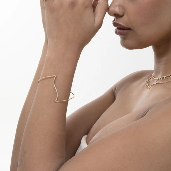 Ovela Bracelet | 18k gold bracelet on a model