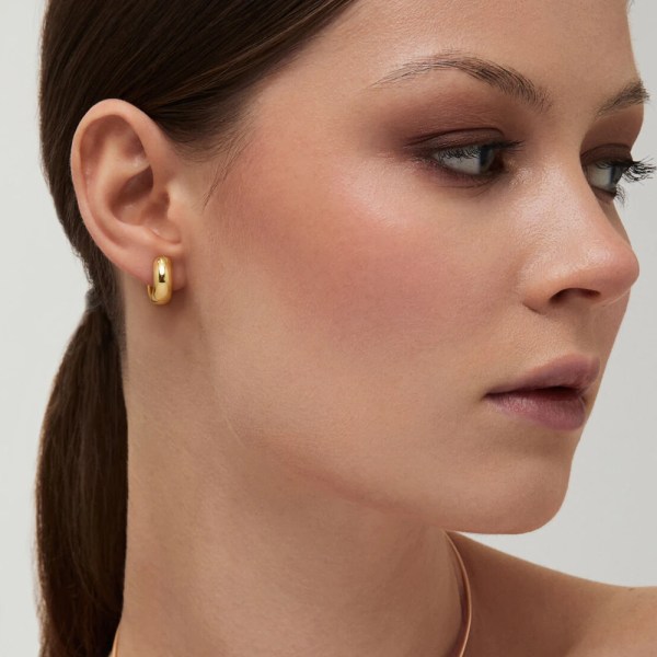 Sere Earring | 18k gold earrings on a model