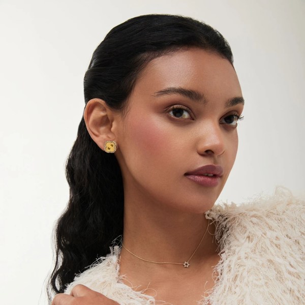 Iria Earring | 18k gold earrings on a model