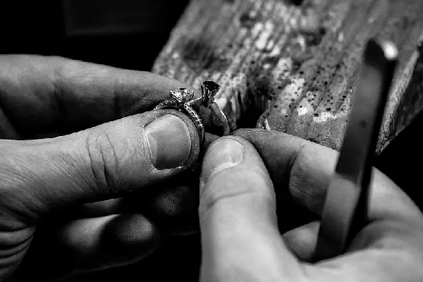 Step-by-Step Guide: How to Polish a Gold Ring Safely