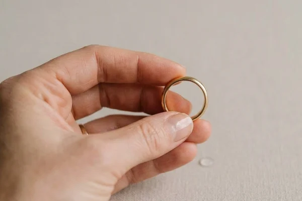 clean gold ring