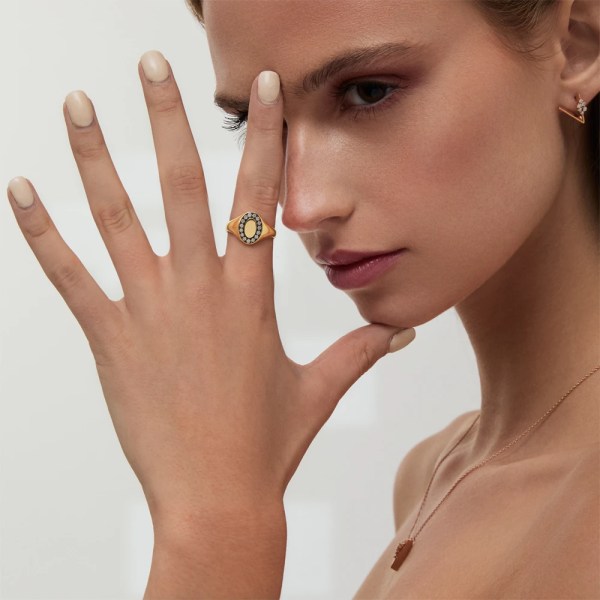 Alva Black Ring | 18k gold ring on a model, showing the oval diamond halo