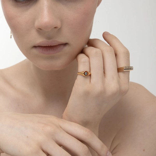 Alva Blue Ring | 18k gold ring on a model
