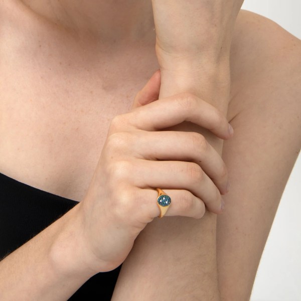 Alva Moon Ring | 18k gold ring on a model