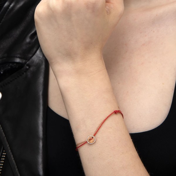 Eloa Bracelet | 18k gold bracelet on a model