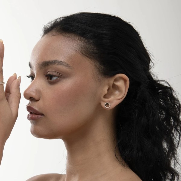 Eloa Earrings | 18k gold earrings on a model