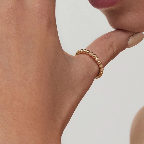 Varen Ring | 18k gold ring on a model – close-up