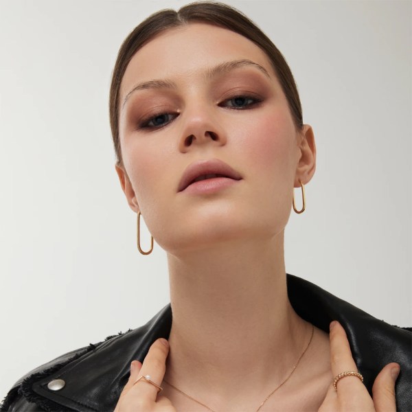 Delin Large Earring | 18k gold earrings on a model
